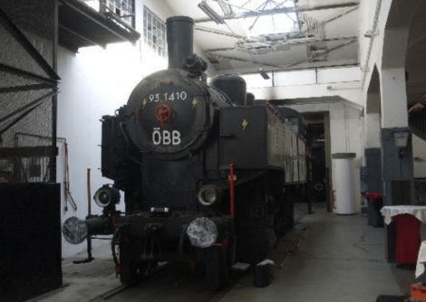 Historische Dampflokomotive im Werk